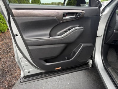 2023 Toyota Highlander Hybrid Platinum