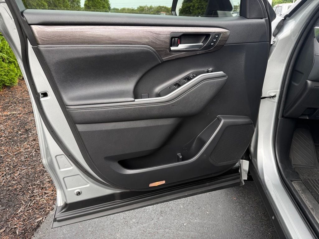 2023 Toyota Highlander Hybrid Platinum
