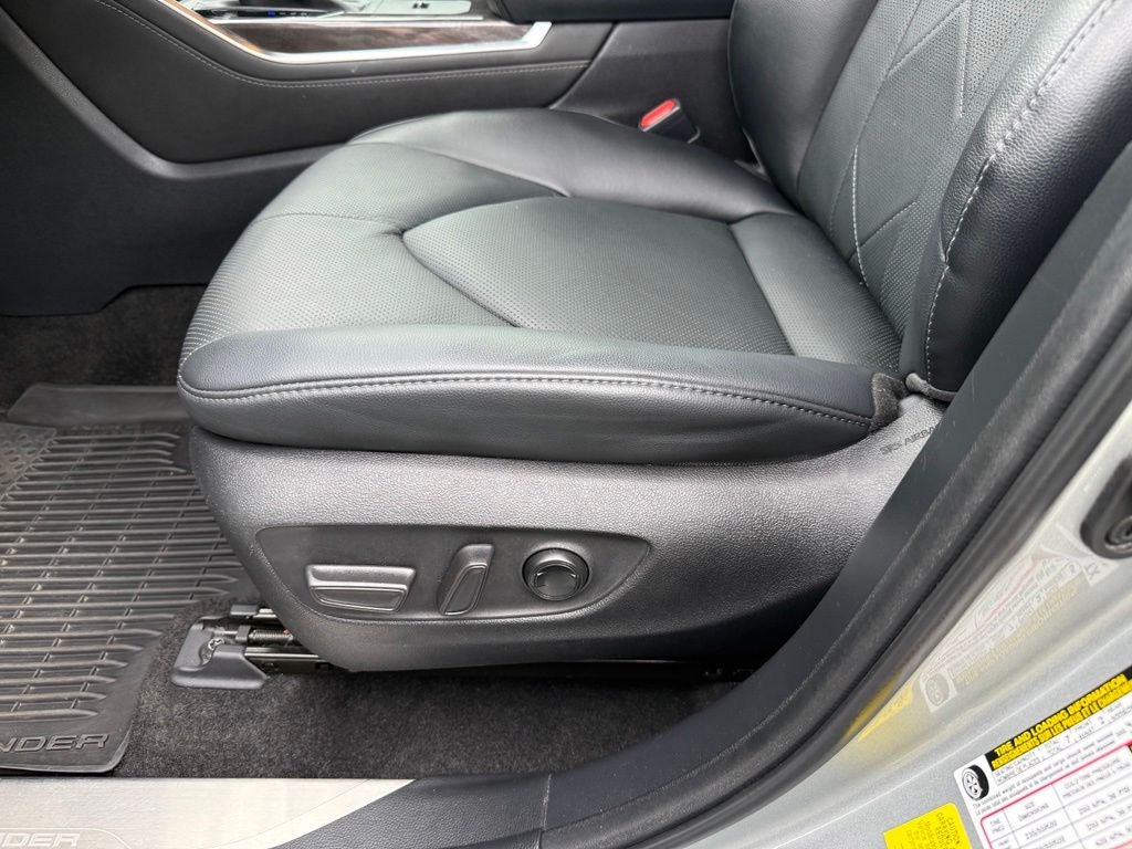 2023 Toyota Highlander Hybrid Platinum