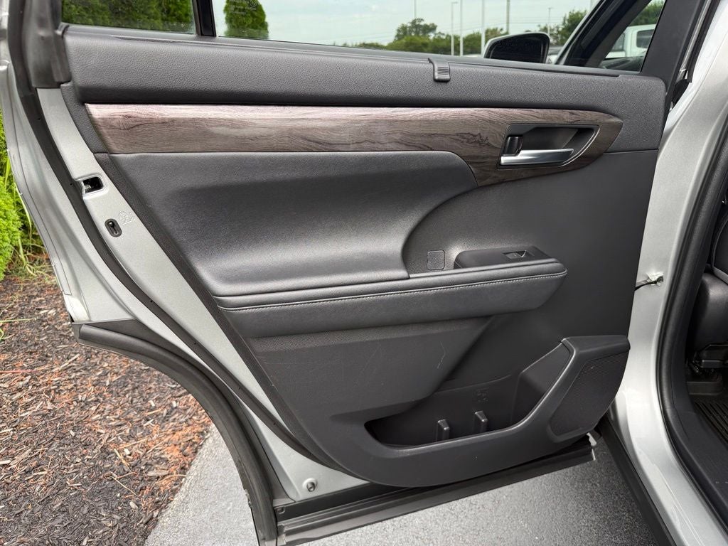 2023 Toyota Highlander Hybrid Platinum