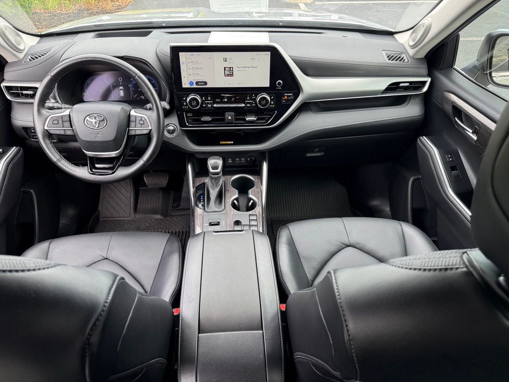 2023 Toyota Highlander Hybrid Platinum