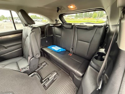 2023 Toyota Highlander Hybrid Platinum