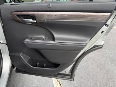 2023 Toyota Highlander Hybrid Platinum