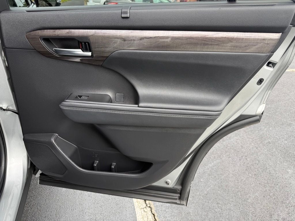 2023 Toyota Highlander Hybrid Platinum