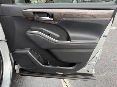 2023 Toyota Highlander Hybrid Platinum