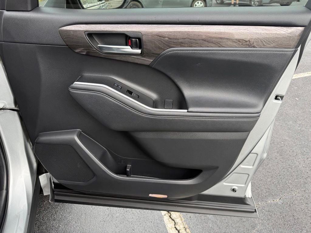 2023 Toyota Highlander Hybrid Platinum