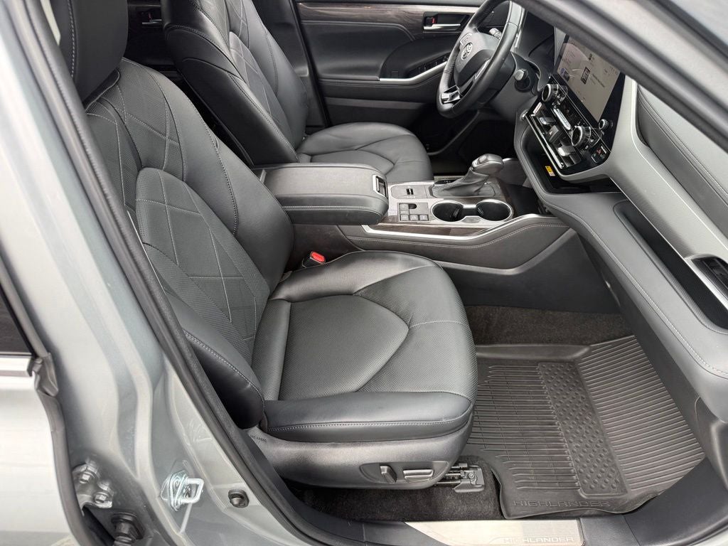 2023 Toyota Highlander Hybrid Platinum