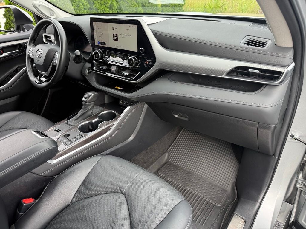 2023 Toyota Highlander Hybrid Platinum