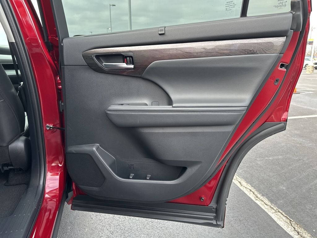 2025 Toyota Highlander Hybrid Platinum