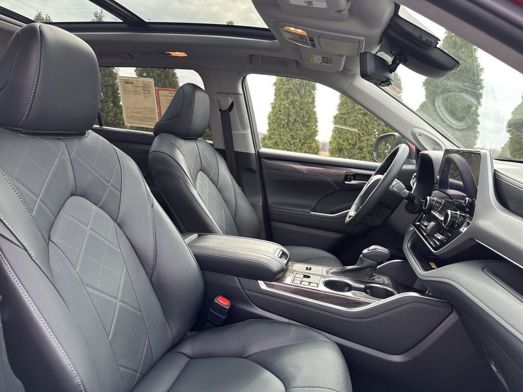 2025 Toyota Highlander Hybrid Platinum