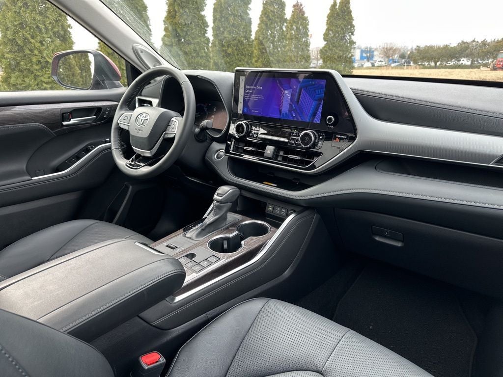 2025 Toyota Highlander Hybrid Platinum