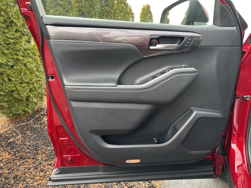 2025 Toyota Highlander Hybrid Platinum