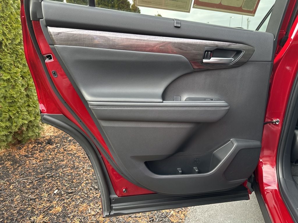 2025 Toyota Highlander Hybrid Platinum