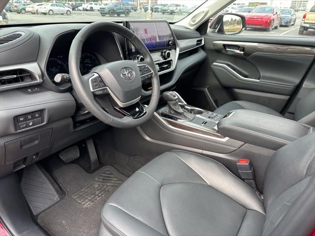 2025 Toyota Highlander Hybrid Platinum
