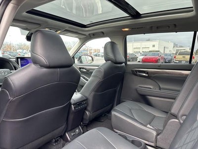 2025 Toyota Highlander Hybrid Platinum