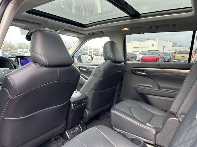 2025 Toyota Highlander Hybrid Platinum